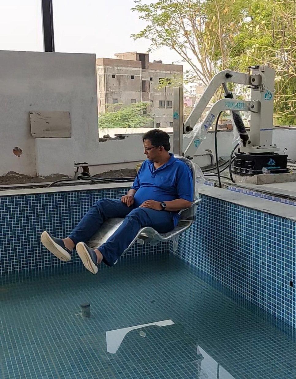 Pool lift for safely handling large or injured dogs